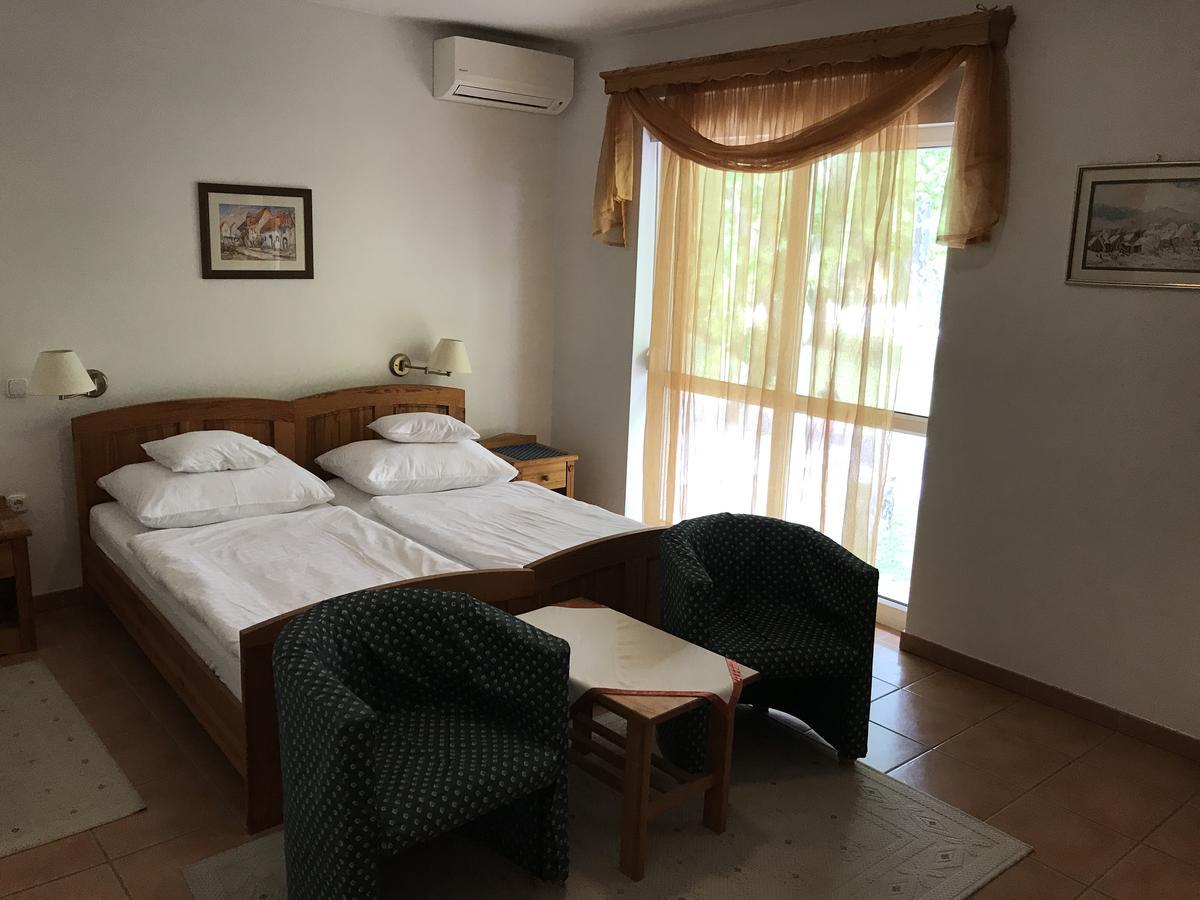 Silvanus Panzio Hotel Lenti Ngoại thất bức ảnh